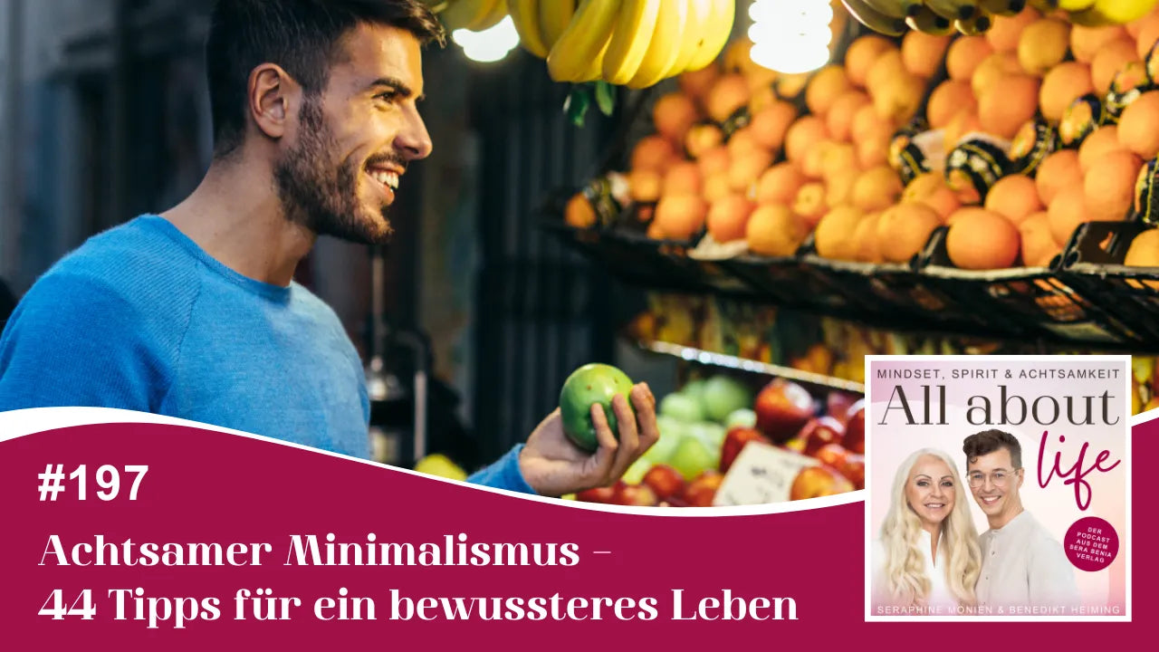 Podcast All about life #197: Mann mit Apfel zu Achtsamem Minimalismus und bewusstem Leben.