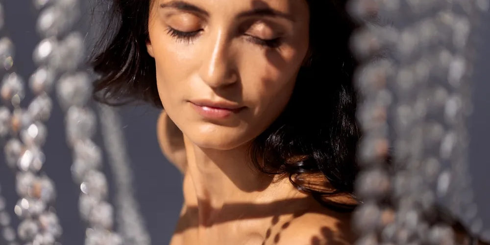 Frau meditiert, um Spirit Guides und spirituelle Weisheit zu finden.