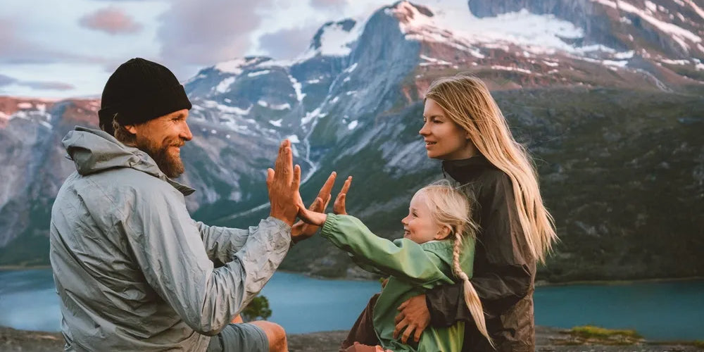 Familie spielt in den Bergen, achtsamer Minimalismus, bewusster leben, glückliche Momente.