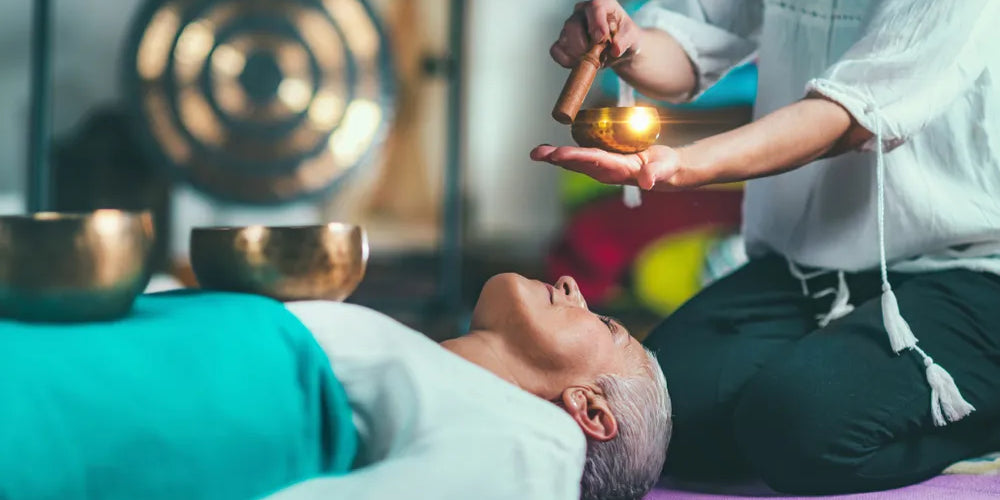 Klangschalen-Therapie zur Entspannung und um innere Ruhe zu finden.