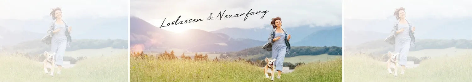 Frau rennt lachend mit Hund über Wiese, symbolisiert Loslassen und Neuanfang in der Natur.