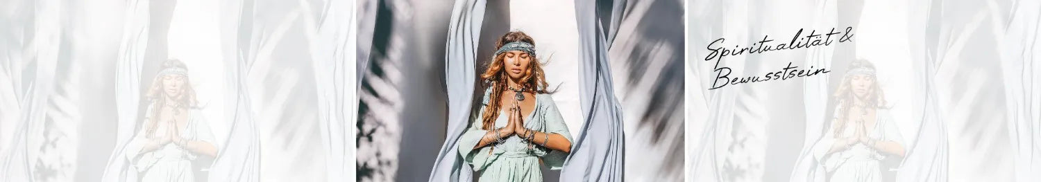 Frau in meditativer Pose mit geschlossenen Augen und betenden Händen, symbolisiert Spiritualität.