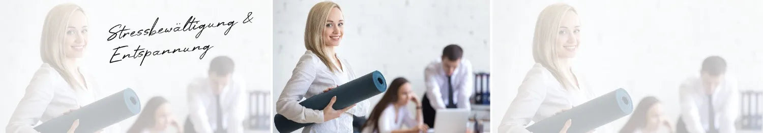 Junge Frau hält Yogamatte im Büro, lächelt, symbolisiert Stressbewältigung und Entspannung.
