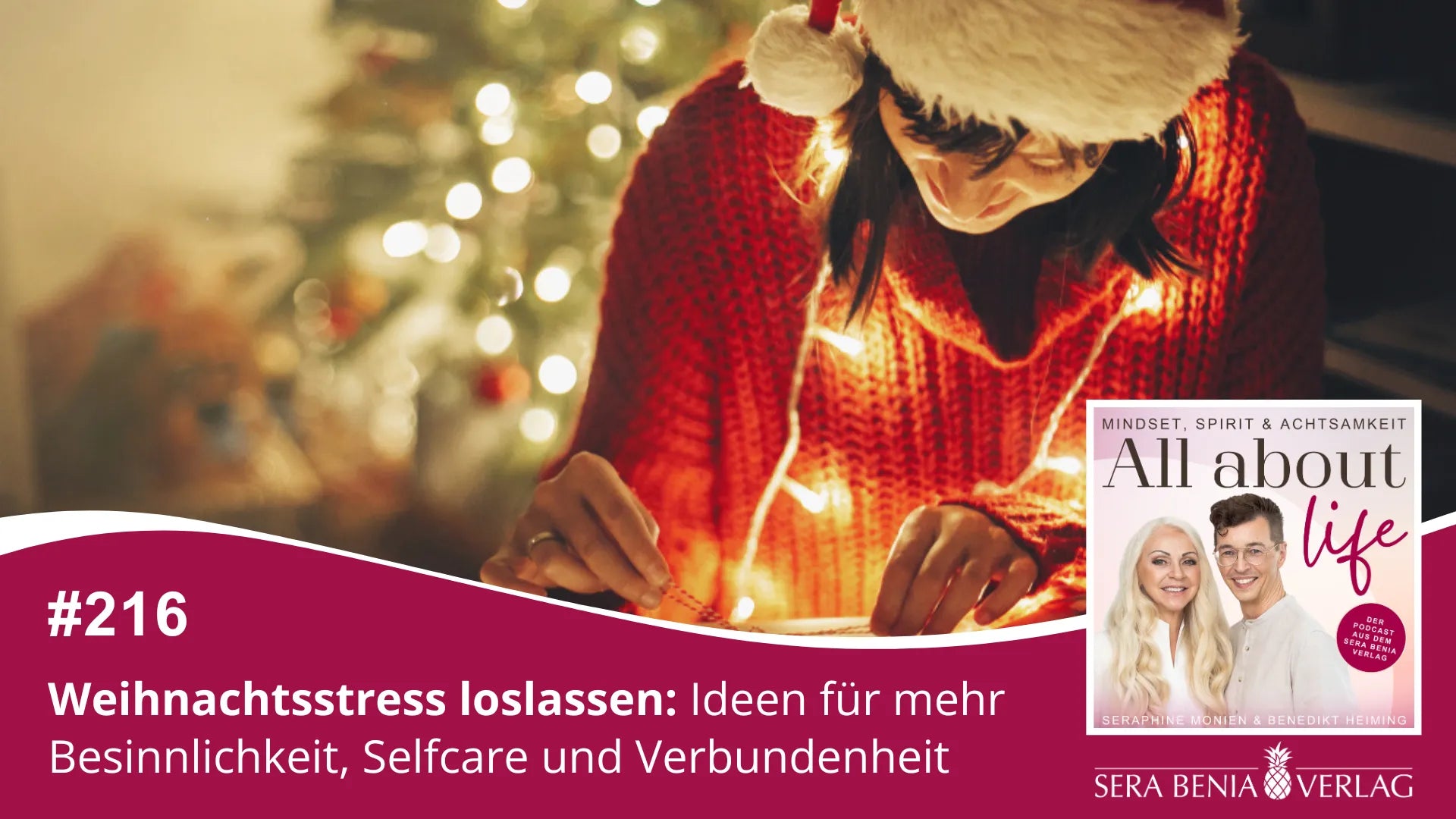 All about life Podcast #216: Weihnachtsstress loslassen für Besinnlichkeit, Selfcare, Verbundenheit. Frau dekoriert mit Lichterkette.

