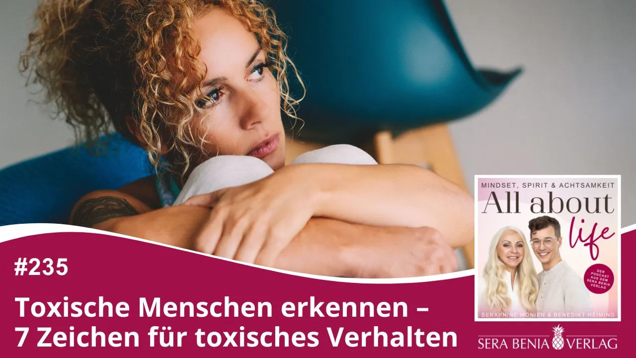 All about life Podcast #235: Toxische Menschen erkennen. Frau sitzt nachdenklich und traurig auf dem Sofa.
