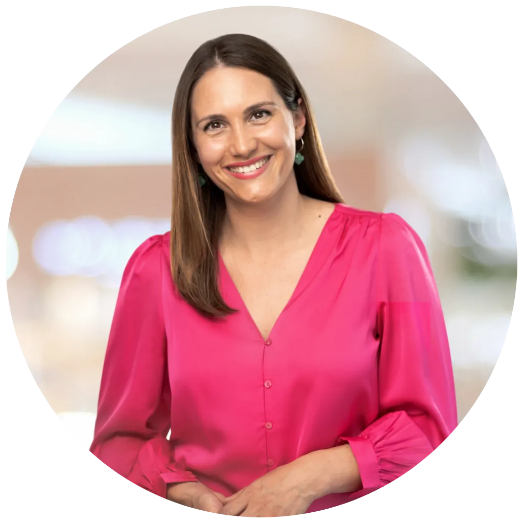 Antonia Tripp, Geschäftsführerin des Sera Benia Verlags, lächelt in pinker Bluse.