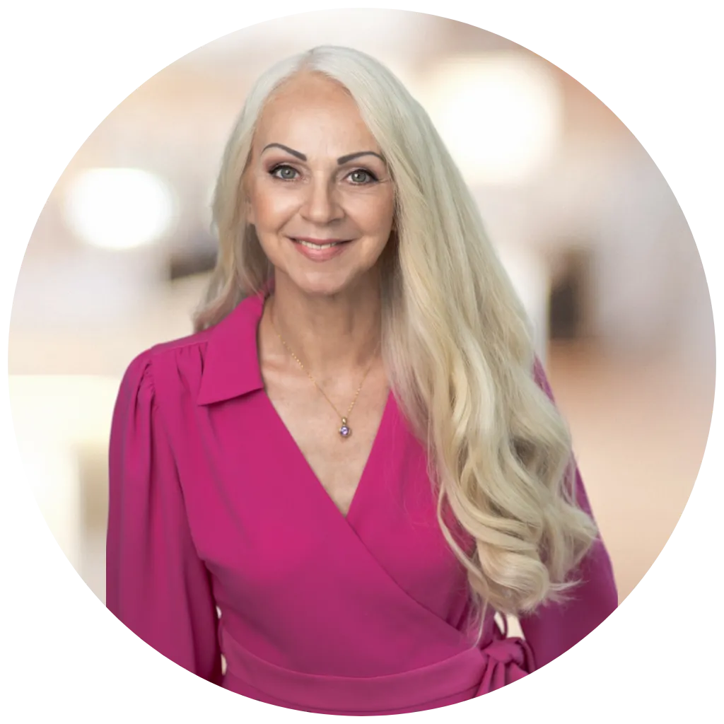 Seraphine Monien, Life Coach und Autorin, lächelt freundlich in pinker Bluse.